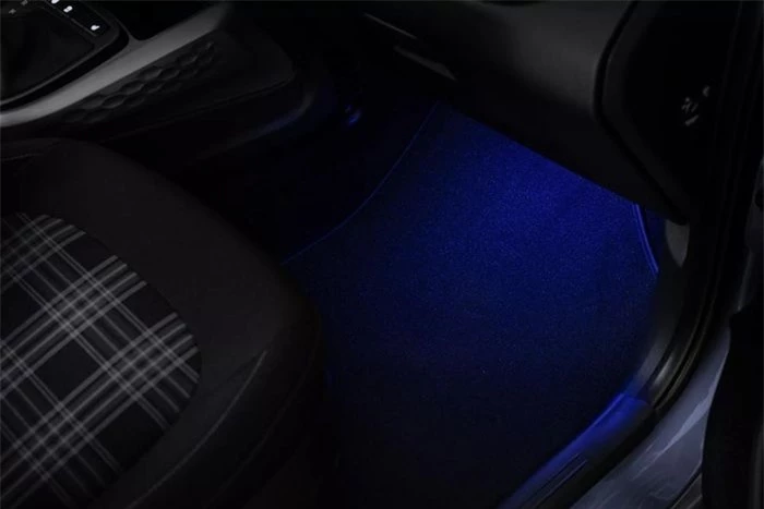 Về nội thất, Hyundai đã bổ sung hệ thống đèn màu xanh lam ở khu vực để chân và các đường khâu bằng chỉ đỏ cho lưng ghế của i10 N Line, phiên bản này được phân biệt với những lựa chọn khác bằng các chi tiết màu đỏ và huy hiệu N Line độc quyền.