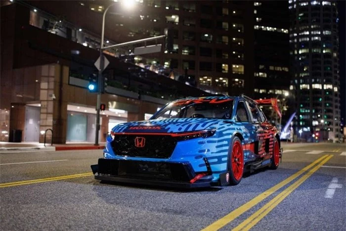 Lili Melikian, nhà thiết kế ngoại thất cấp cao của Honda R&D chia sẻ: “Đồ họa của mẫu xe được hòa trộn giữa màu xanh Honda Hybrid đến màu đỏ Honda Racing để tượng trưng cho tính hai mặt của hệ truyền động.”