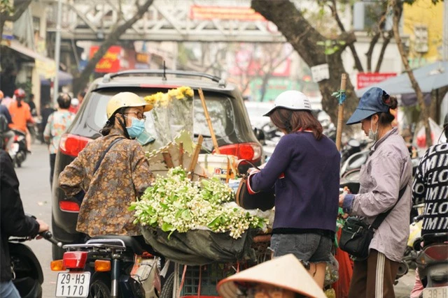 Duyên dáng hoa bưởi về trên phố phường Hà Nội - Ảnh 3.