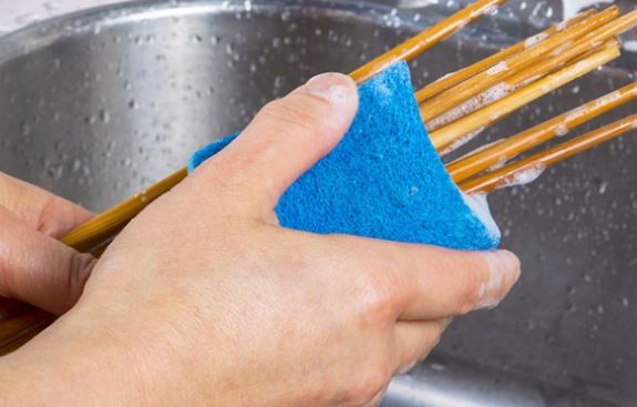 Rất nhiều gia đình đang rửa đũa theo 3 cách sai lầm, gây hại, mở đường cho bệnh tật tìm đến