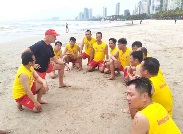 chuyên gia David Field tập huấn nâng cao nghiệp vụ cho Đội cứu nạn tại các bãi biển du lịch Đà Nẵng