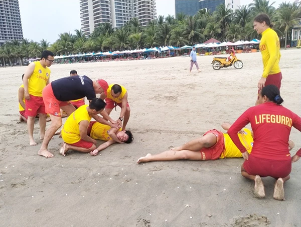 Các thành viên thuộc Hiệp hội Cứu nạn Úc thị phạm cho các đội viên Đội cứu nạn tại các bãi biển du lịch Đà Nẵng