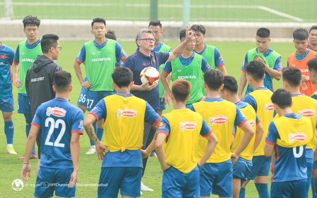 ĐT Việt Nam và U23 Việt Nam tích cực tập luyện trên cùng một sân