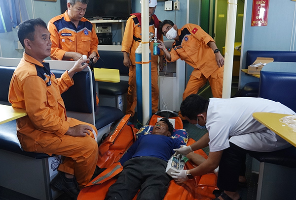 Cứu kịp thời ngư dân bị tai biến trên biển