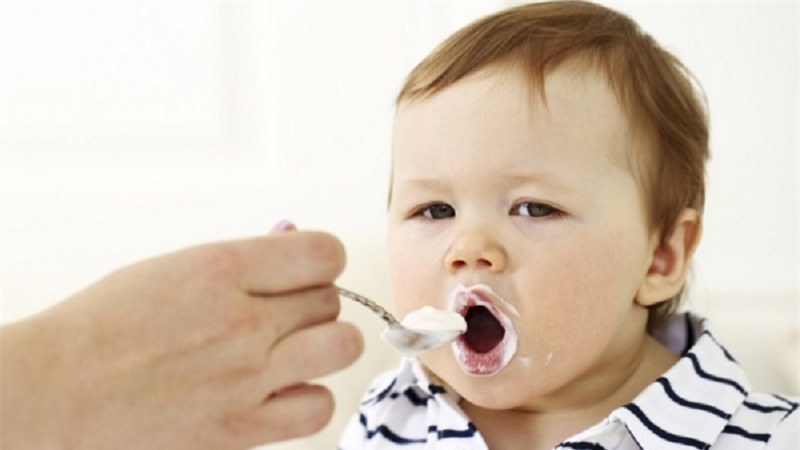 Lợi ích tuyệt vời khi cho trẻ ăn sữa chua