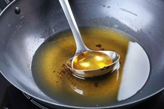 Dầu ăn thừa đừng đổ trực tiếp xuống cống hay thùng rác, đây mới là cách xử lý đúng, nhiều người chưa biết