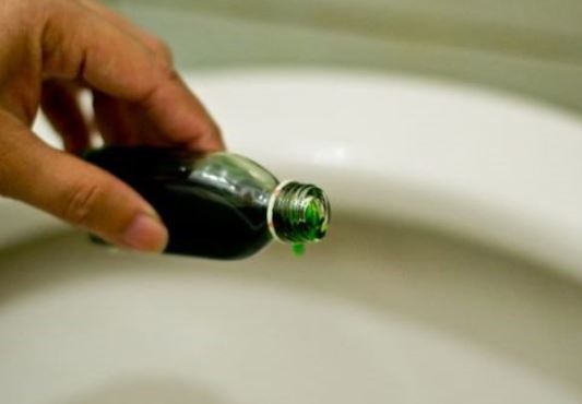 Đặt một lọ dầu gió trong nhà vệ sinh, biết lợi ích tuyệt vời, nhiều người sẽ làm theo ngay