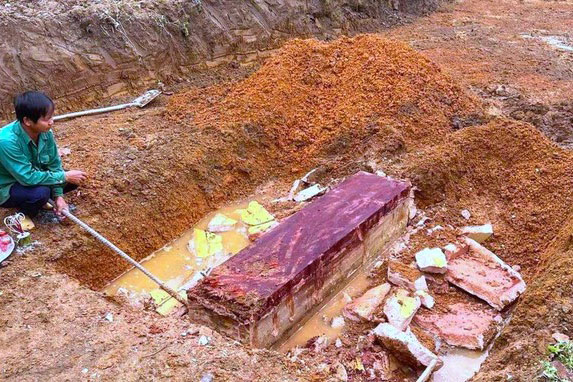 Đào móng làm nhà, phát hiện quan tài cổ 'trong quan ngoài quách'