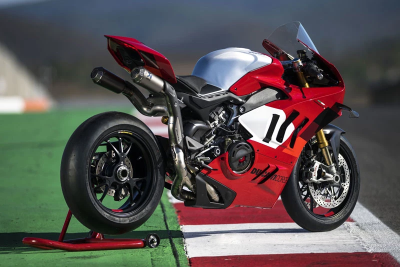 =3. Ducati Panigale V4 R (vận tốc tối đa: 320 km/h). 