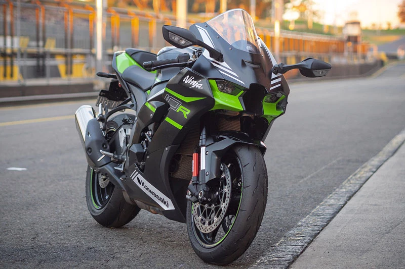 =6. Kawasaki Ninja ZX-10R (vận tốc tối đa: 304 km/h). 