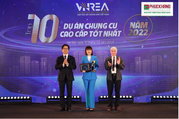 Đại diện Phuc Khang Corporation (ở giữa) nhận giải thưởng “Top 10 dự án chung cư cao cấp tốt nhất năm 2022” cho công trình xanh Diamond Lotus Riverside