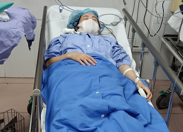 Mẹ mất sớm, bố ốm liệt giường, con gái cả đối diện với nguy cơ mù hai mắt phải nằm viện dài ngày 