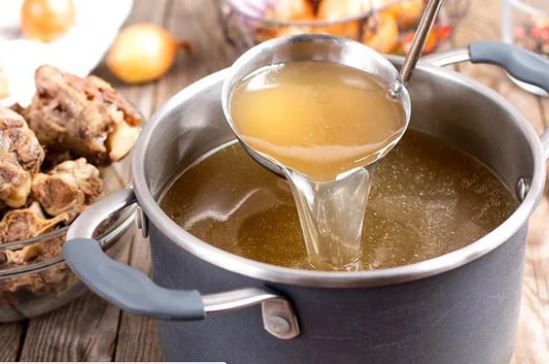 Nấu nước hầm xương chỉ bỏ mỗi nước lạnh và hành thôi chưa đủ: Thả thêm thứ này nước trong veo, đậm đà