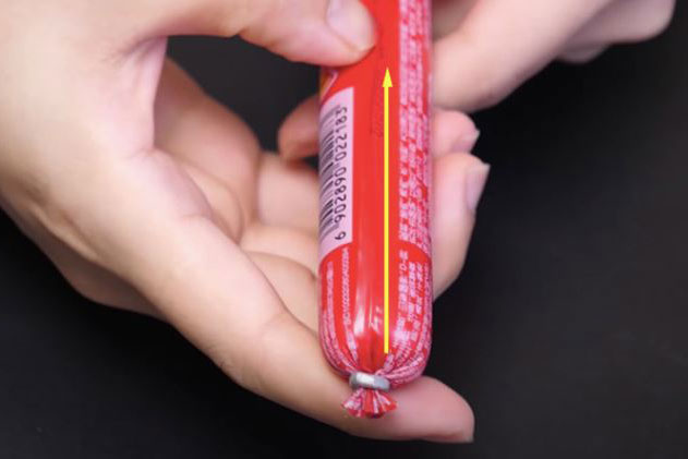 Trên vỏ xúc xích có sẵn chỗ để bóc: Chỉ 1 thao tác nhỏ là lớp vỏ bong ra, không cần dùng kéo