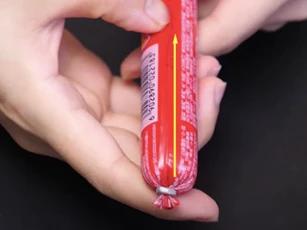Trên vỏ xúc xích có sẵn chỗ để bóc: Chỉ 1 thao tác nhỏ là lớp vỏ bong ra, không cần dùng kéo