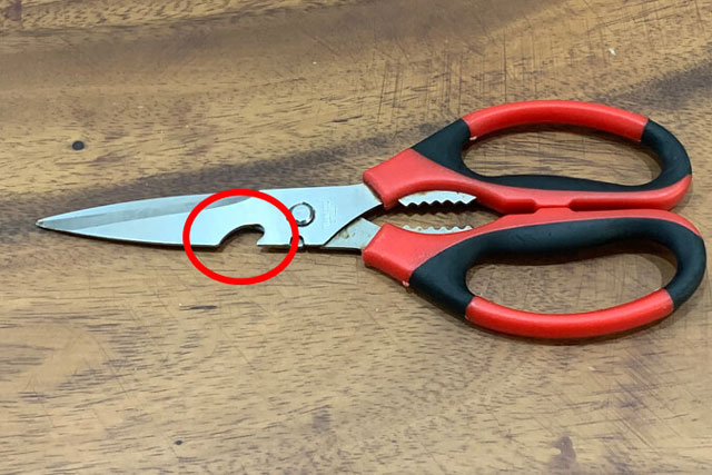 Lỗ khuyết lỗ răng cưa trên kéo dùng để làm gì: Rất nhiều người không biết công dụng thật sự tưởng để đẹp mắt