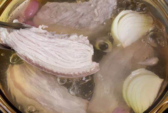 Luộc thịt chỉ bỏ nước lã và hành thôi chưa đủ: Thả thêm thứ này thịt mềm tan, ngọt vị ăn không ngán