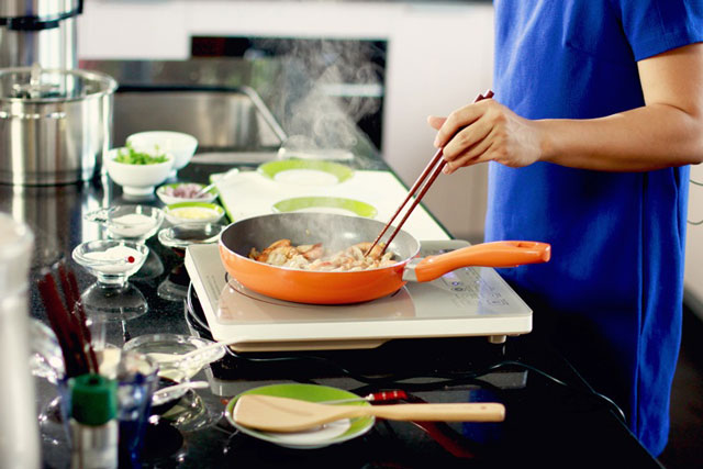5 thói quen khi nấu ăn khiến tiền điện tăng chóng mặt, bếp sẽ ngốn điện hơn cả tủ lạnh