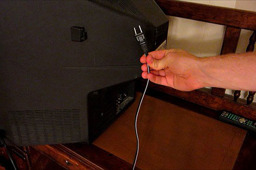 Có nên rút phích cắm TV sau khi xem xong hay không? 90% người Việt làm sai