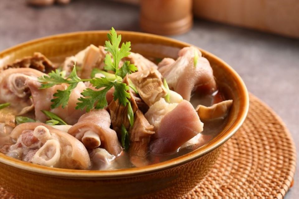 Những ai nên kiêng ăn canh măng giò heo?