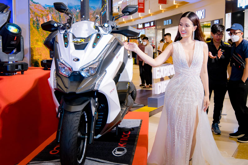 Ảnh chi tiết xe ga 350 phân khối, giá 145,5 triệu đồng tại Việt Nam