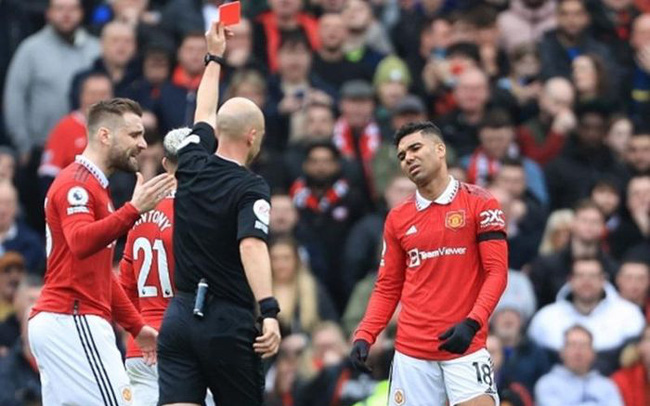 Casemiro bị treo giò 4 trận, MU lâm nguy