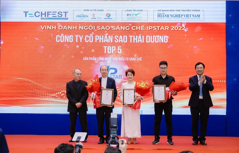 DS. Nguyễn Thị Hương Liên - Phó Tổng giám đốc Công ty Cổ phần Sao Thái Dương, đón nhận vinh danh Ngôi sao sáng chế năm 2022.
