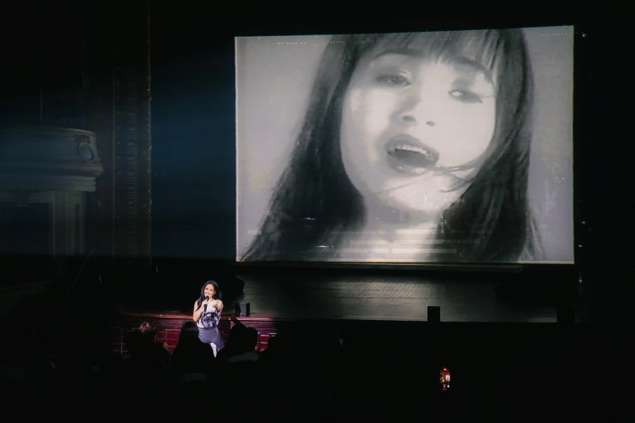 Hình ảnh nàng Bống Hồng Nhung ở độ tuổi 20 đầy ngây thơ, trẻ trung hiện lên trên màn gauze trắng, đan xen với hình ảnh của một Diva Hồng Nhung hiện tại trên sân khấu, là một màn kết hợp đầy ý nghĩa.