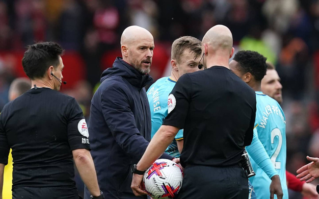 HLV Ten Hag lên tiếng chỉ trích trọng tài