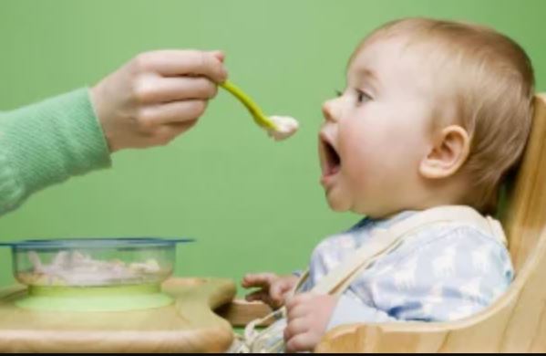 7 sai lầm phổ biến khi cho trẻ ăn dặm mà các mẹ thường xuyên mắc phải