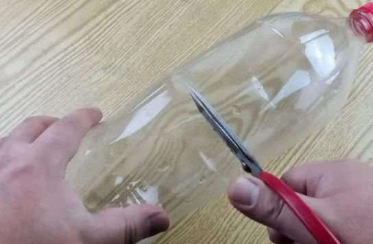 Cắt đôi chai nhựa để vào bồn rửa bát bạn sẽ thấy điều bất ngờ ai cũng muốn học theo