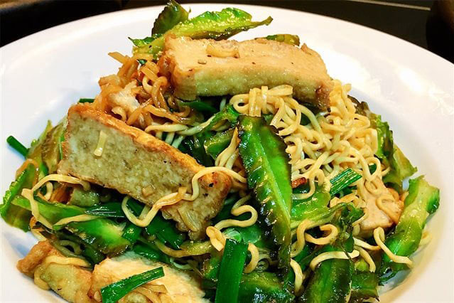 Bật mí 3 cách làm mì xào chay mềm tơi, thấm vị cho bữa ăn thanh đạm của cả gia đình