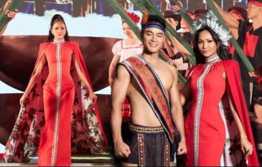 Đọ sắc với nam thần 6 múi, H'Hen Niê chơi lớn khi mang nguyên vựa cà phê lên sân khấu: Ai làm lại chị