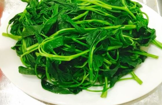 Luộc rau muống đừng thả vội vào nồi: Cho thứ này vào trước rau xanh giòn, không sợ thâm đen