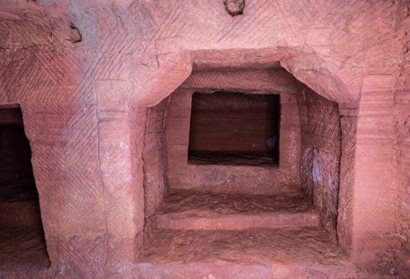 Kỳ bí khu mộ gia tộc 1000 năm: Mộ chồng lên mộ khiến mộ tặc cũng "bó tay"