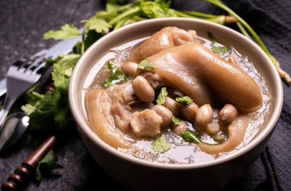 Ăn nhiều móng giò có đúng là khiến mẹ dồi dào sữa hay không?