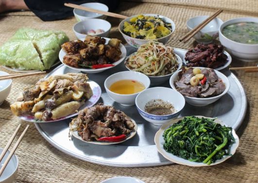 Ngồi bàn hay trải chiếu ăn cơm thì tốt nhất cho sức khỏe: Chuyên gia lý giải cho ra kết quả bất ngờ