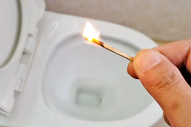 Thả một que diêm vào bồn cầu: Giải quyết vấn đề nan giải, cả nam và nữ đều cần