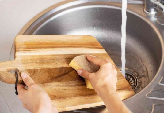 Rửa thớt bằng nước rửa bát thôi chưa đủ, thêm vài giọt này để “đánh bay” nấm mộc và mùi hôi khó chịu