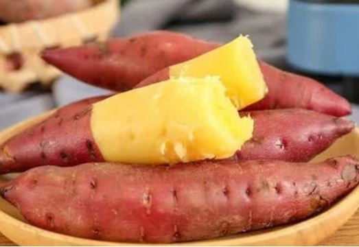 Thả thứ này vào luộc khoai lang: Khoai bở tung thơm ngon, ngọt vị ai cũng mê