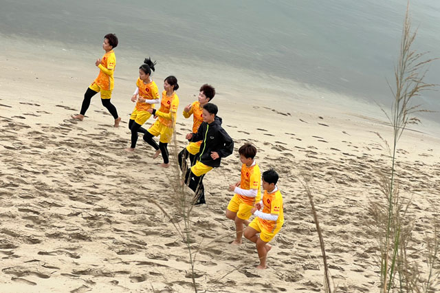ĐT nữ Việt Nam rèn thể lực trên bãi biển