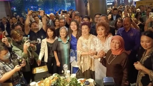 Người Malaysia ăn mừng chiến thắng Oscar lịch sử của Dương Tử Quỳnh - Ảnh 1.