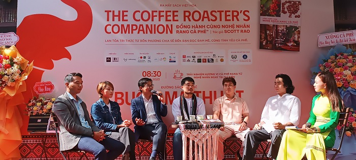 Ra mắt sách “Đồng hành cùng nghệ nhân rang cà phê” tại Đường sách cà phê Buôn Ma Thuột