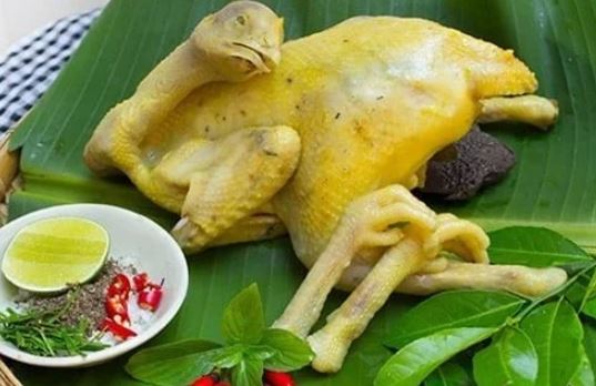 Luộc gà bằng nước lã là hoàn toàn sai: Đây mới là loại nước giúp gà luộc mềm ngọt, chắc thịt