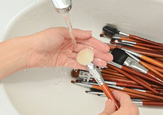 Hướng dẫn cách vệ sinh cọ trang điểm thật sạch