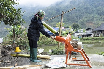 Giảm bớt gánh nặng trên vai phụ nữ dân tộc thiểu số