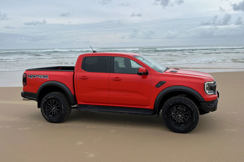 Ảnh chi tiết Ford Ranger Raptor 2023, giá từ 1,299 tỷ đồng tại Việt Nam