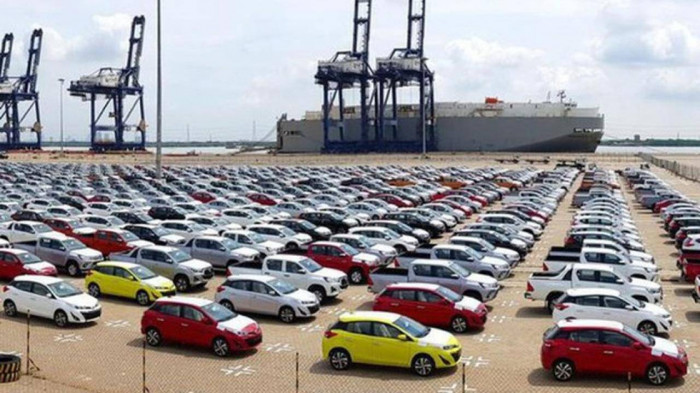 Lượng xe nhập khẩu tăng gấp đôi, giá bình quân giảm một nửa