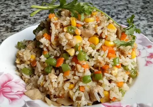 Rang cơm trứng nhớ 1 bí kíp này, hạt cơm mềm lại có màu đẹp mắt