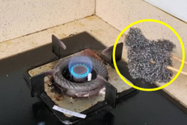 Đem miếng cọ sắt hơ trên lửa: Mẹo hay giúp tiết kiệm một khoản tiền nhưng nhiều người chưa biết